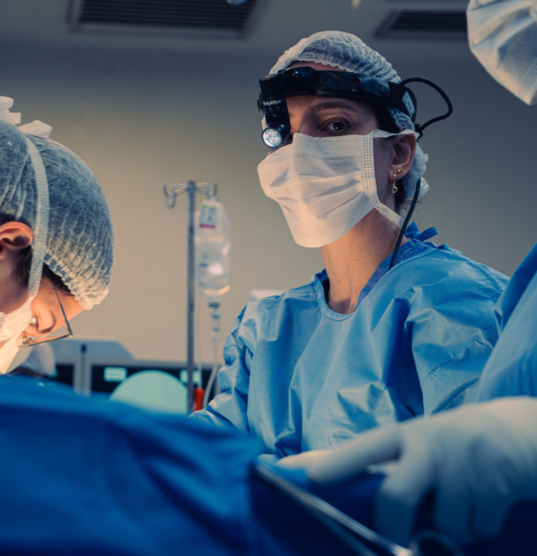Dra. Valérie Manicacci e equipe em cirurgia para correção de cranioestenose.
