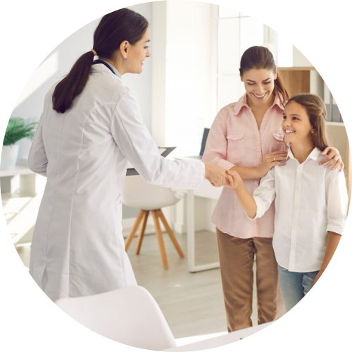 Médica interagindo com crianças, transmitindo cuidado e atenção.
